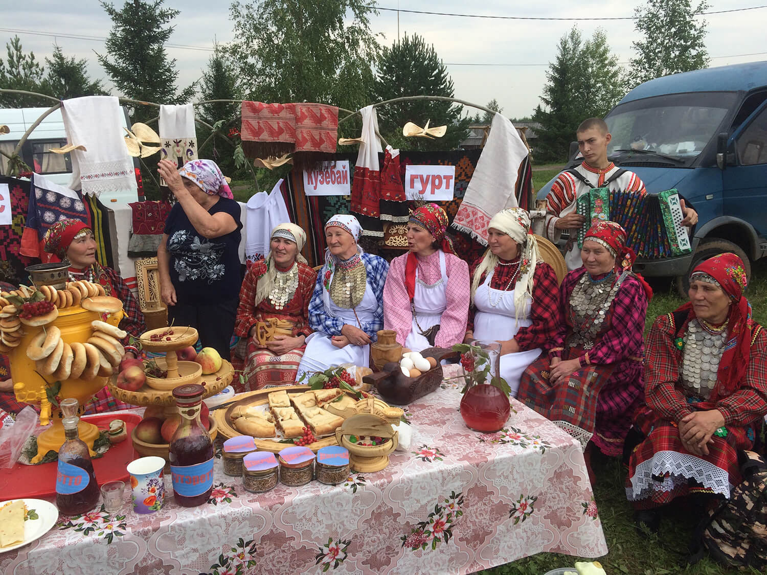 Удмуртские бабушки в деревне Лудорвай на празднике